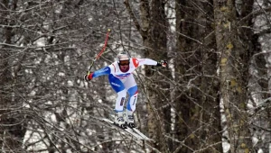 Szwajcarski narciarz Beat Feuz na trasie zjazdu w Soczi