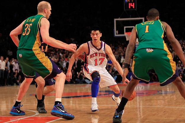 Jeremy Lin przy piłce.
