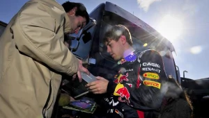 Sebastian Vettel (z prawej) rozdaje autografy