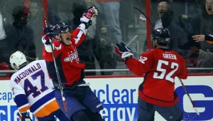 Aleksander Owieczkin cieszy się ze zdobycia zwycięskiego gola dla Washington Capitals