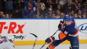 John Tavarez, strzelec zwycięskiego gola dla New York Islanders w meczu z Boston Bruins