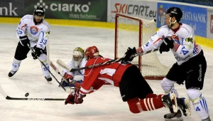 Hokeista Cracovii Petr Dvorzak pod bramką Przemysława Odrobnego (Ciarko) fot: Darek Delmanowicz