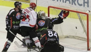 David Kostuch strzela gola dla Cracovii w meczu z Ciarko PBS Bank Sanok fot: Jacek Bednarczyk