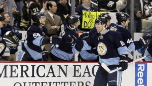 James Neal (Pittsburgh Penguins) odbiera gratulacje za strzelenie gola.