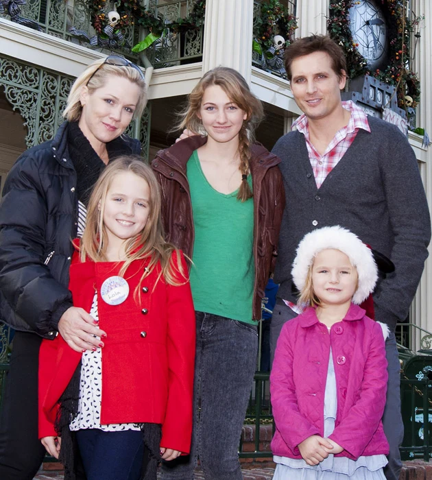 Jennie Garth i Peter Facinelli z córkami: Lolą Ray, Lucą Bellą oraz Fioną Eve