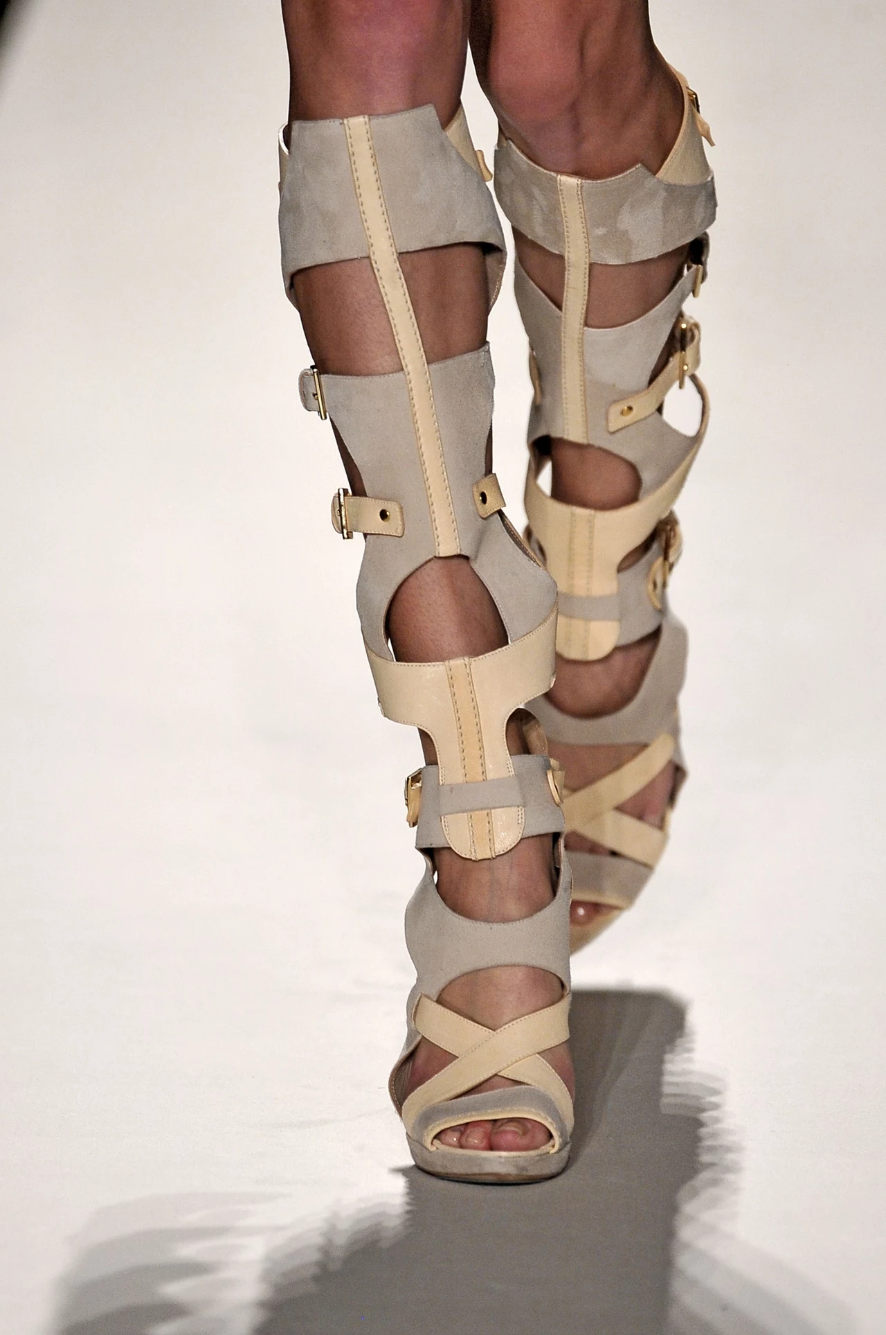 Odjechane buty - Herve Leger