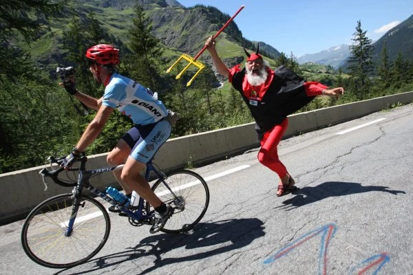 Niemiecki kibic Didi Senft znany bardziej jako "El Diablo" towarzyszy kolarzom ścigającym się w Tour de France.