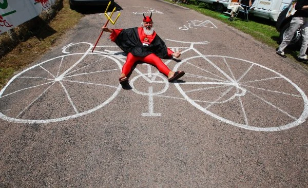 Niemiecki kibic Didi Senft znany bardziej jako "El Diablo" towarzyszy kolarzom ścigającym się w Tour de France.