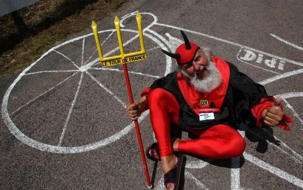 Niemiecki kibic Didi Senft znany bardziej jako "El Diablo" towarzyszy kolarzom ścigającym się w Tour de France.