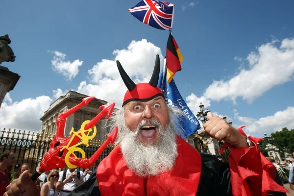 Niemiecki kibic Didi Senft znany bardziej jako "El Diablo" towarzyszy kolarzom ścigającym się w Tour de France.