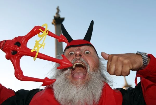 Niemiecki kibic Didi Senft znany bardziej jako "El Diablo" towarzyszy kolarzom ścigającym się w Tour de France.