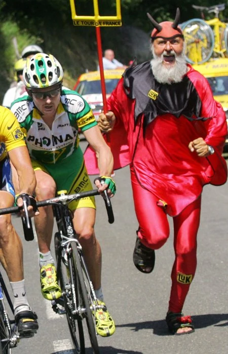 Niemiecki kibic Didi Senft znany bardziej jako "El Diablo" towarzyszy kolarzom ścigającym się w Tour de France.