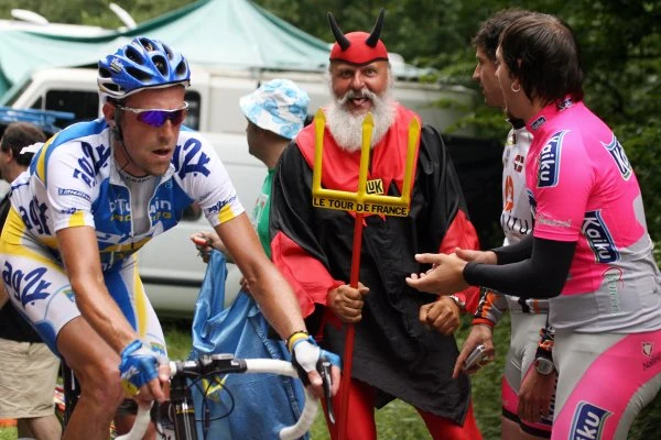 Niemiecki kibic Didi Senft znany bardziej jako "El Diablo" towarzyszy kolarzom ścigającym się w Tour de France.