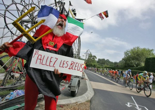 Niemiecki kibic Didi Senft znany bardziej jako "El Diablo" towarzyszy kolarzom ścigającym się w Tour de France.