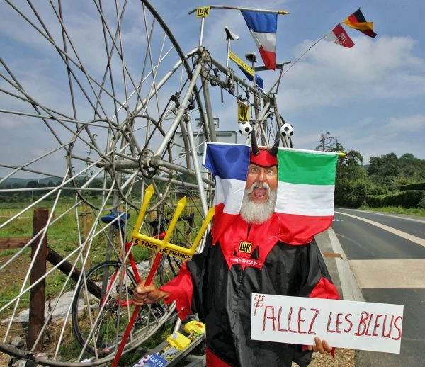 Niemiecki kibic Didi Senft znany bardziej jako "El Diablo" towarzyszy kolarzom ścigającym się w Tour de France.
