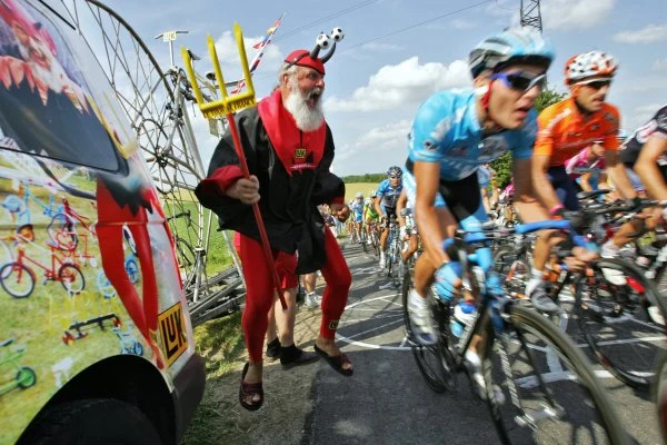 Niemiecki kibic Didi Senft znany bardziej jako "El Diablo" towarzyszy kolarzom ścigającym się w Tour de France.