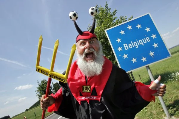 Niemiecki kibic Didi Senft znany bardziej jako "El Diablo" towarzyszy kolarzom ścigającym się w Tour de France.