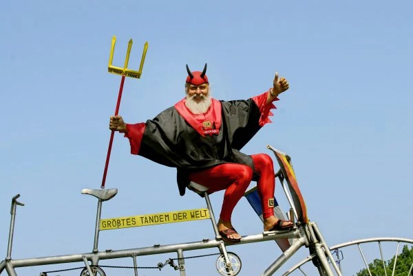 Niemiecki kibic Didi Senft znany bardziej jako "El Diablo" towarzyszy kolarzom ścigającym się w Tour de France.