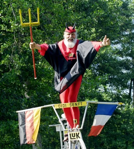 Niemiecki kibic Didi Senft znany bardziej jako "El Diablo" towarzyszy kolarzom ścigającym się w Tour de France.
