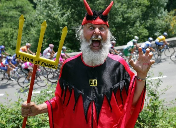 Niemiecki kibic Didi Senft znany bardziej jako "El Diablo" towarzyszy kolarzom ścigającym się w Tour de France.