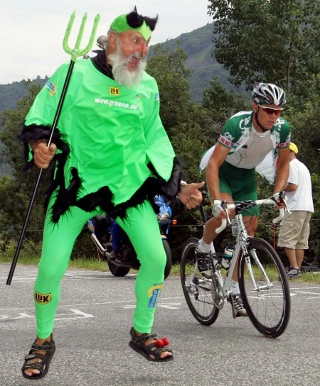 Niemiecki kibic Didi Senft znany bardziej jako "El Diablo" towarzyszy kolarzom ścigającym się w Tour de France.