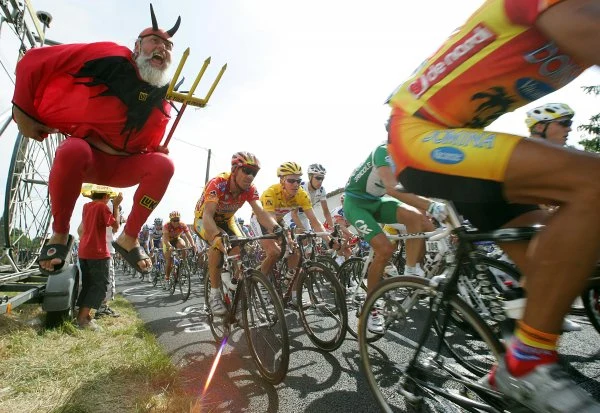 Niemiecki kibic Didi Senft znany bardziej jako "El Diablo" towarzyszy kolarzom ścigającym się w Tour de France.