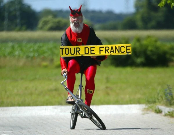 Niemiecki kibic Didi Senft znany bardziej jako "El Diablo" towarzyszy kolarzom ścigającym się w Tour de France.
