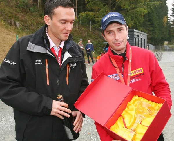 Łukasz Kruczek odbiera nagrodę dla Adama Małysza za 2. miejsce w klasyfikacji generalnej Letniej GP. Fot. Grzegorz Momot