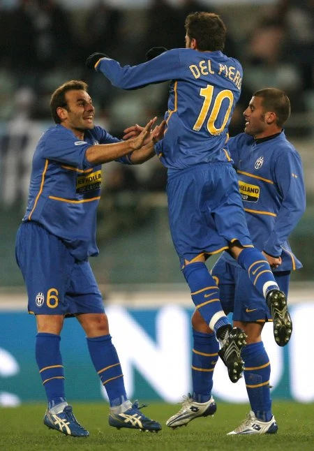 W meczu 16. kolejki Serie A Juventus Turyn pokonał na wyjeździe Lazio Rzym 3:2. Zwycięstwo gościom zapewnił niezawodny Alessandro Del Piero.