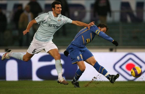 W meczu 16. kolejki Serie A Juventus Turyn pokonał na wyjeździe Lazio Rzym 3:2. Zwycięstwo gościom zapewnił niezawodny Alessandro Del Piero.