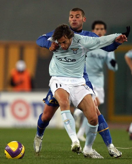 W meczu 16. kolejki Serie A Juventus Turyn pokonał na wyjeździe Lazio Rzym 3:2. Zwycięstwo gościom zapewnił niezawodny Alessandro Del Piero.