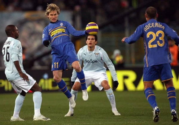W meczu 16. kolejki Serie A Juventus Turyn pokonał na wyjeździe Lazio Rzym 3:2. Zwycięstwo gościom zapewnił niezawodny Alessandro Del Piero.