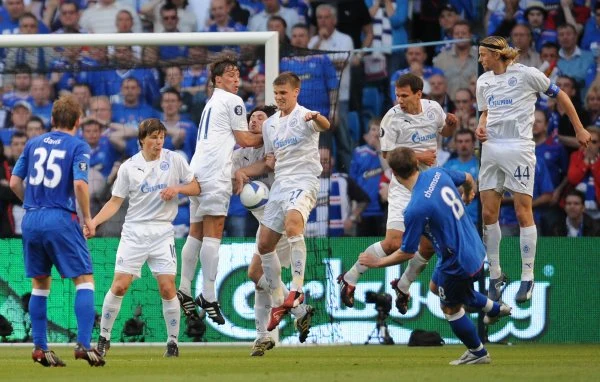 Kevin Thomson z rzutu wolnego