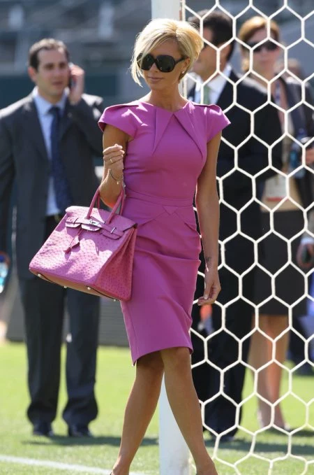 Dla jednych jest symbolem seksu, dla innych - kiczu. Kto to taki? "Posh Spice", czyli Victoria Beckham żona gwiazdy światowego futbolu Davida. Dla jednych jest symbolem seksu, dla innych - kiczu. Kto to taki? "Posh Spice", czyli Victoria Beckham żona gwiazdy światowego futbolu Davida.