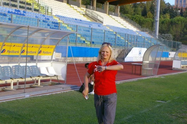 Polscy piłkarze w środowy wieczór zagrają o eliminacyjne punkty z San Marino. Na zdjęciu rzecznik kadry - Marta Alf, Fot. Grzegorz Wojtowicz.