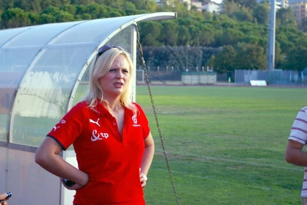Polscy piłkarze w środowy wieczór zagrają o eliminacyjne punkty z San Marino. Na zdjęciu rzecznik kadry - Marta Alf, Fot. Grzegorz Wojtowicz.
