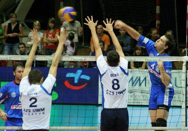 Piłkę zbija Maciej Pawliński (tył) z Jadaru Radom przed blokującym Wojciechem Grzybem (front,L) i Jakubem Oczko (front,P) z AZS UWM Olsztyn. Piłkę zbija Maciej Pawliński (tył) z Jadaru Radom przed blokującym Wojciechem Grzybem (front,L) i Jakubem Oczko (front,P) z AZS UWM Olsztyn.