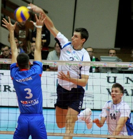 Piłkę zbija atakujący Wojciech Grzyb (tył) z AZS UWM Olsztyn przed blokującym Grzegorzem Kosokiem (front) z Jadaru Radom. Piłkę zbija atakujący Wojciech Grzyb (tył) z AZS UWM Olsztyn przed blokującym Grzegorzem Kosokiem (front) z Jadaru Radom.