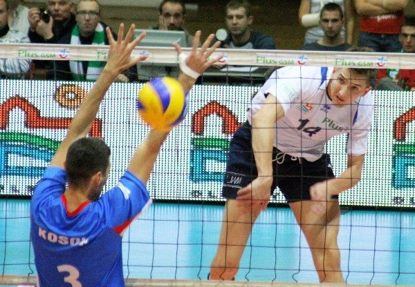 Piłka zbita przez Pawła Siezieniewskiego (tył) z AZS UWM Olszytn mija blokującego Grzegorza Kosoka (front) z Jadaru Radom. Piłka zbita przez Pawła Siezieniewskiego (tył) z AZS UWM Olszytn mija blokującego Grzegorza Kosoka (front) z Jadaru Radom.