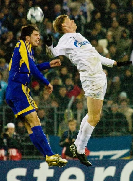 W pojedynku główkowym Paweł Pogrebniak (z prawej, Zenit) i Siergej Sosnowski (BATE). Zenit wygrał 2:0. W pojedynku główkowym Paweł Pogrebniak (z prawej, Zenit) i Siergej Sosnowski (BATE). Zenit wygrał 2:0.