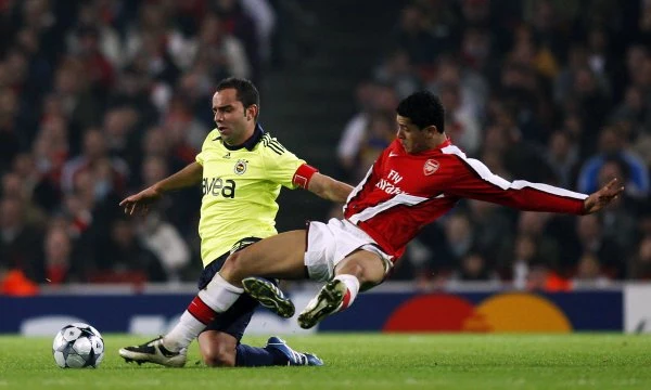 Pomocnik Arsenalu Denilson (z prawej) walczy o piłke z piłkarzem Fenerbahce Semihem Senturkiem. Mecz zakończył się bezbramkowym remisem. Pomocnik Arsenalu Denilson (z prawej) walczy o piłke z piłkarzem Fenerbahce Semihem Senturkiem. Mecz zakończył się bezbramkowym remisem.