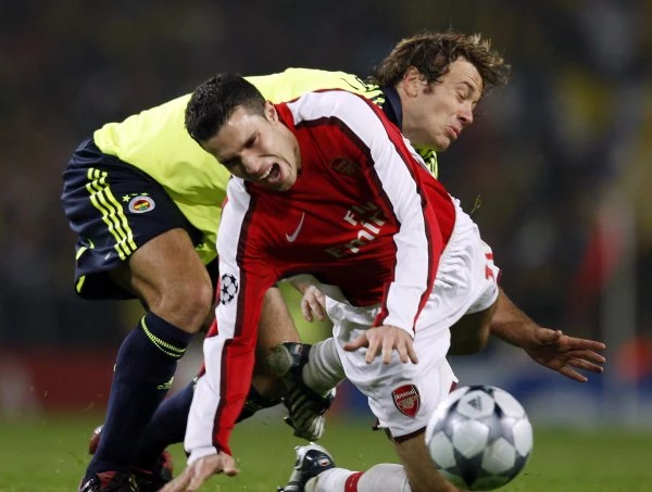 Piłkarz Arsenalu Robin van Persie (na pierwszym planie) i Diego Lugano (Fenerbahce) Piłkarz Arsenalu Robin van Persie (na pierwszym planie) i Diego Lugano (Fenerbahce)