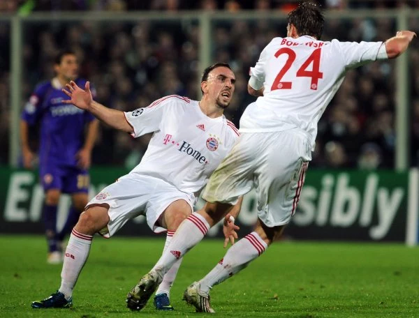 Tim Borowski (z prawej) i Franck Ribery cieszą się po strzelonej bramce. Bayern zremisował z Fiorentiną 1:1. Tim Borowski (z prawej) i Franck Ribery cieszą się po strzelonej bramce. Bayern zremisował z Fiorentiną 1:1.