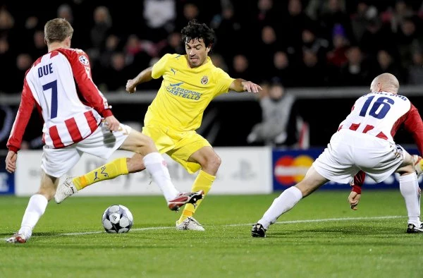 Przy piłce Robert Pires z Villarealu. Jego zespół zremisował z AaB Aalborg 2:2. Przy piłce Robert Pires z Villarealu. Jego zespół zremisował z AaB Aalborg 2:2.