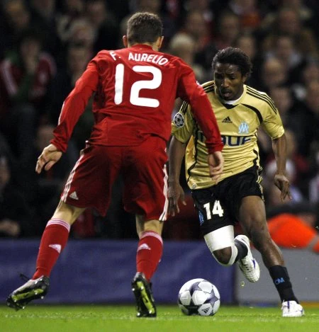 Fabio Aurelio (z lewej) walczy o piłkę z Bakari Kone. Fabio Aurelio (z lewej) walczy o piłkę z Bakari Kone.