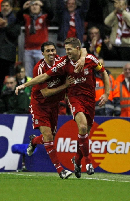 Steven Gerrard fetuje zdobycie gola. Steven Gerrard fetuje zdobycie gola.