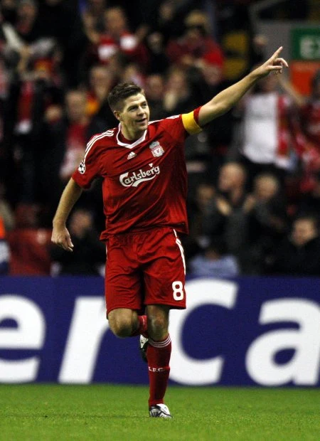 Steven Gerrard fetuje zdobycie gola. Steven Gerrard fetuje zdobycie gola.