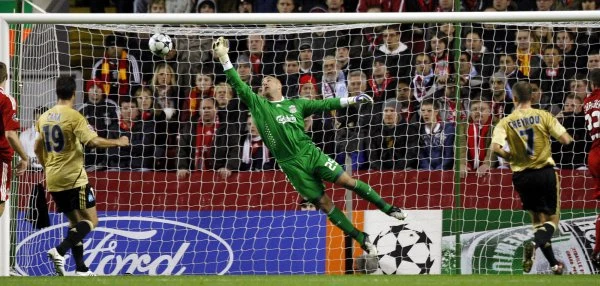 Jose Reina interweniuje po strzale jednego z rywali. Jose Reina interweniuje po strzale jednego z rywali.