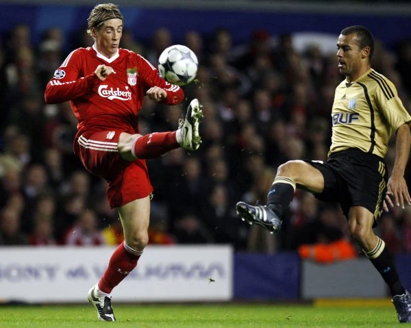 Snajper "The Reds" Fernando Torres (przy piłce) Snajper "The Reds" Fernando Torres (przy piłce)