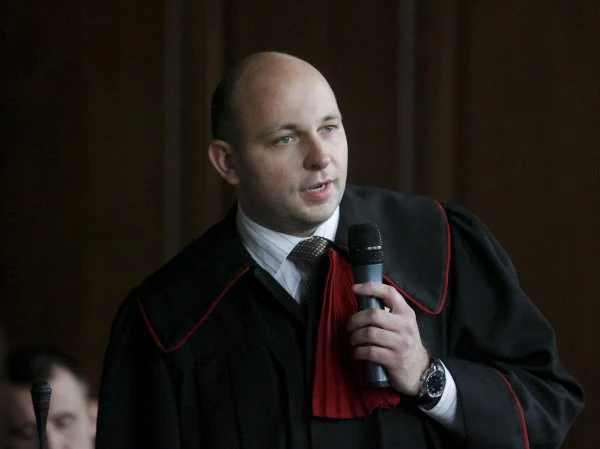 Mowę wyglasza prokurator Krzysztof Grzeszczak podczas procesu domniemanego szefa piłkarskiej mafii Ryszarda F. ps. "Fryzjer" we Wrocławiu, 06 bm. Fot. Adam Hawałej Mowę wyglasza prokurator Krzysztof Grzeszczak podczas procesu domniemanego szefa piłkarskiej mafii Ryszarda F. ps. "Fryzjer" we Wrocławiu, 06 bm. Fot. Adam Hawałej